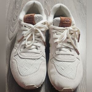 Womens New Balance WRT96EAA beige/cream/tan suede embossed sneakers size 7.5